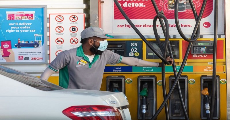 UAE में तेल के दाम में आयी गिरावट; अप्रैल में पेट्रोल के लिए करना होगा कम भुगतान, जानिए नया रेट