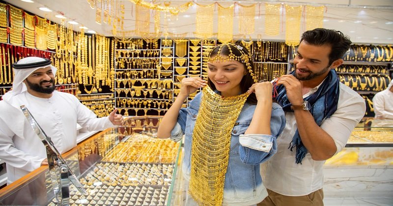 Dubai में सोना खरीदारों की बल्ले-बल्ले, 2 दिरहम तक गिरे Gold के दाम, फटाफट चेक कर लें ताजा रेट