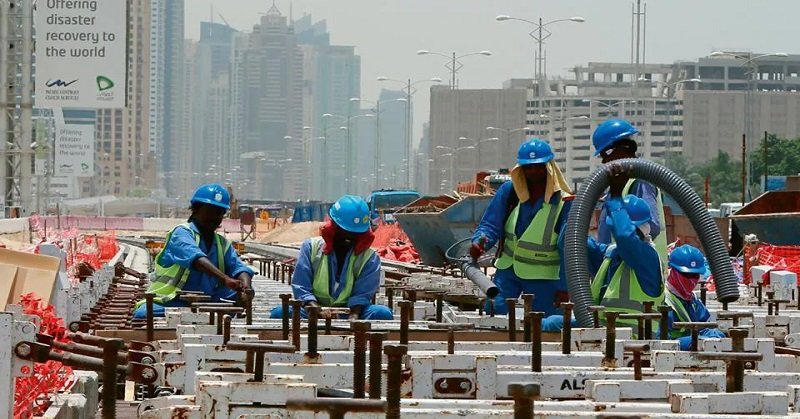 UAE में कामगारों के हित में हुआ बड़ा फैसला, नियम का उल्लंघन पर मालिक और फर्मों पर लगेगा भारी जुर्माना