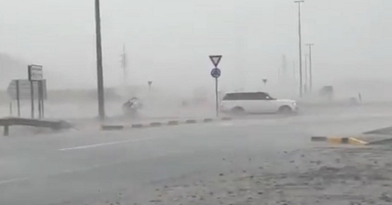 UAE Weather: अरब अमीरात के इन हिस्सों में जोरदार बारिश, प्रशासन ने जारी किया अलर्ट; देखें वीडियो