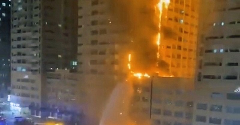 UAE की बहुमंजिला इमारत में लगी भीषण आग, लपटों से घिरी बिल्डिंग देखकर सहम उठे लोग